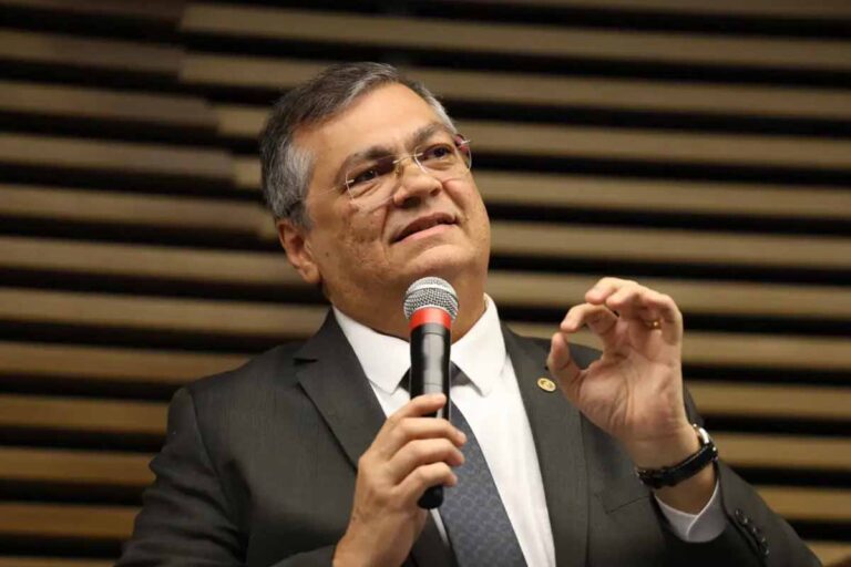 Flávio Dino determina revisão de regras da CVM e cita caso Banco Master