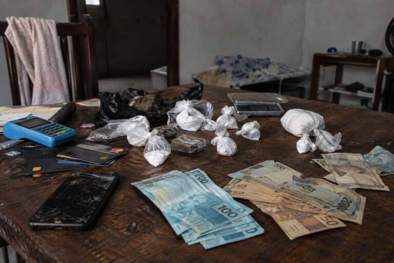 Justiça condena um e absolve outra após operação com drogas, bolivianos e celular destruído em Guajará-Mirim