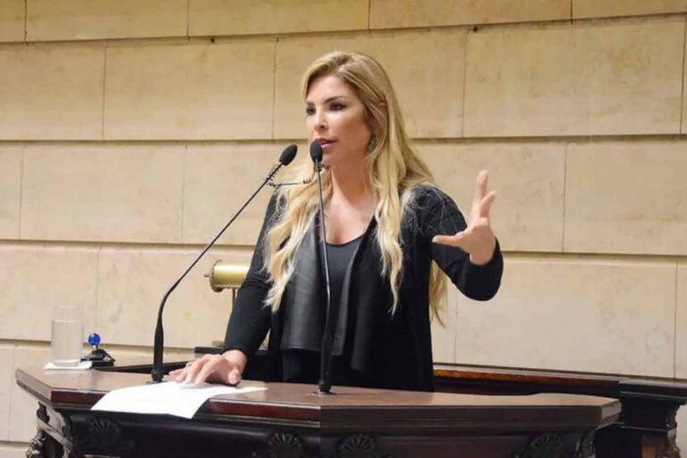 Polícia prende ex-vereadora Veronica Costa após condenação definitiva por tortura