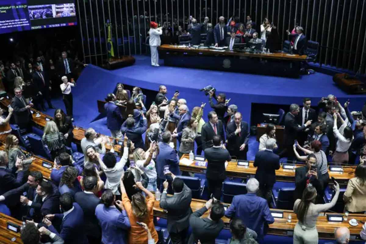 Senado aprova fim da escala 6x1 e redução da jornada para 40 horas semanais