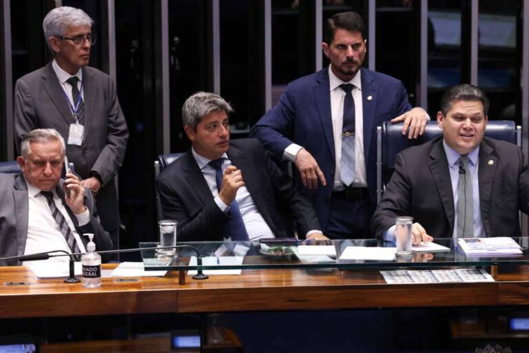 Davi Alcolumbre adia votação da PEC da Segurança Pública no Senado após divergências sobre emendas