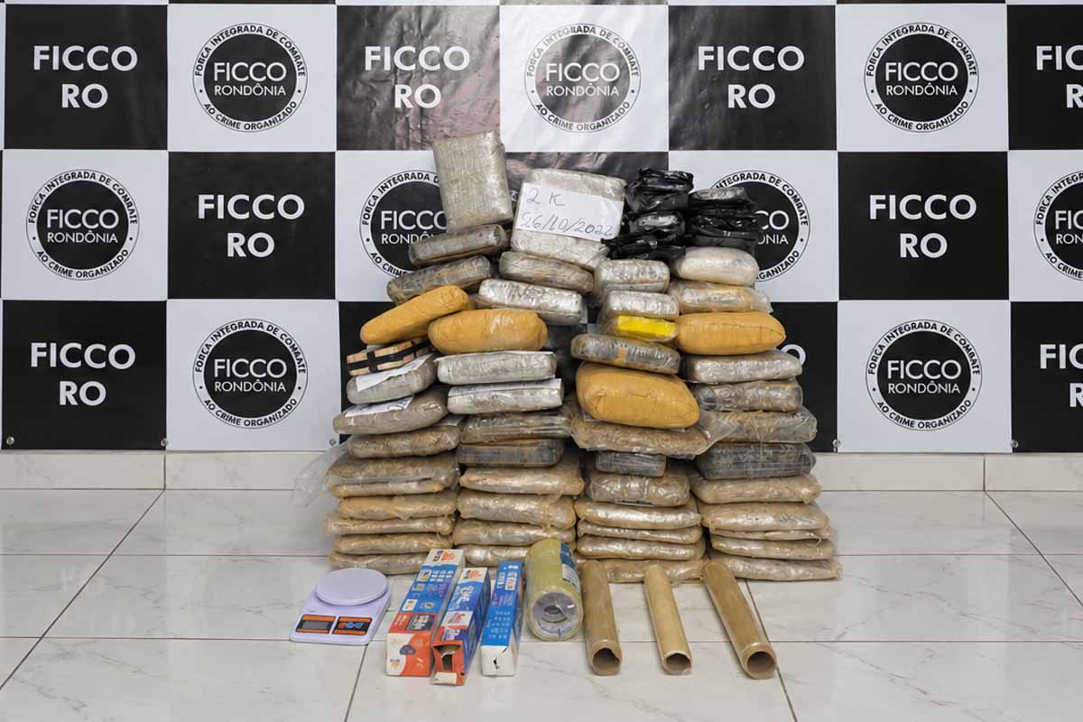 Polícia Federal encontra 57 kg de maconha e cocaína escondidos no forro de obra em Porto Velho