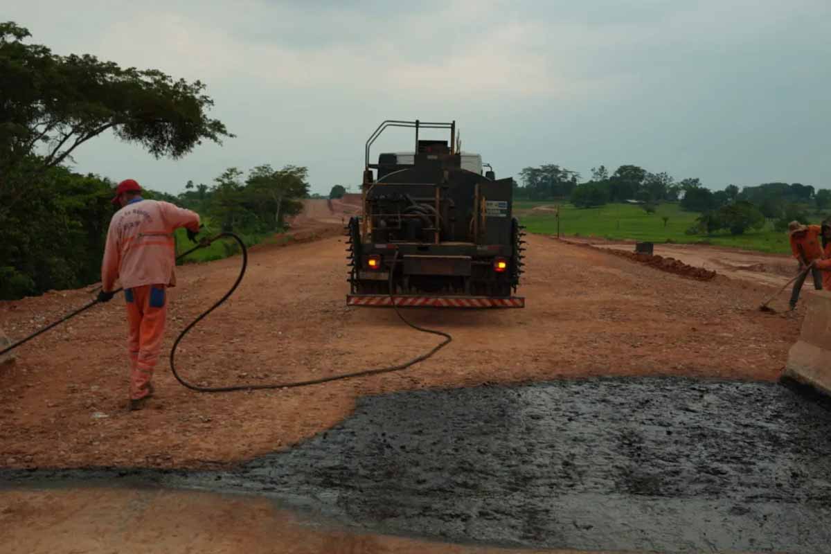 RO-473 recebe imprimação em trecho de 1,1 quilômetro e avança para pavimentação em Teixeirópolis