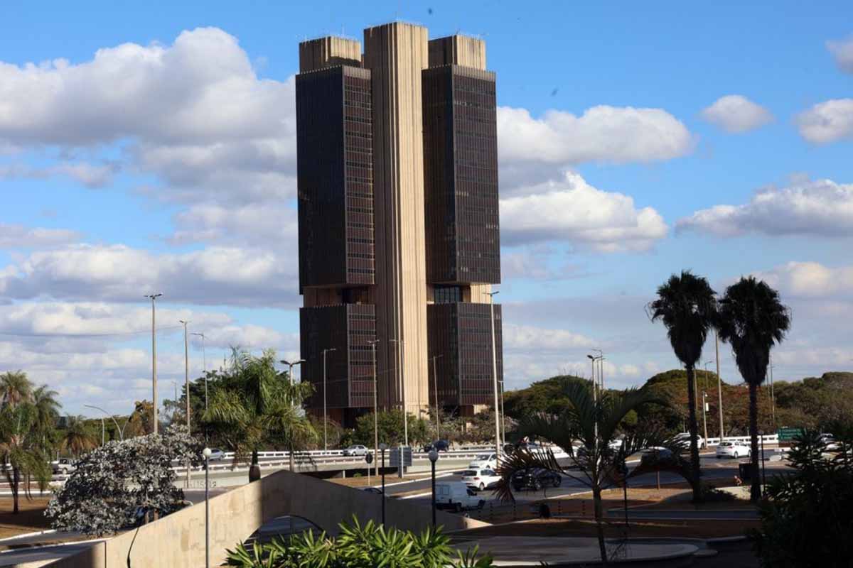Juros elevados pressionam dívida pública e economistas contestam cortes de gastos sociais no Brasil