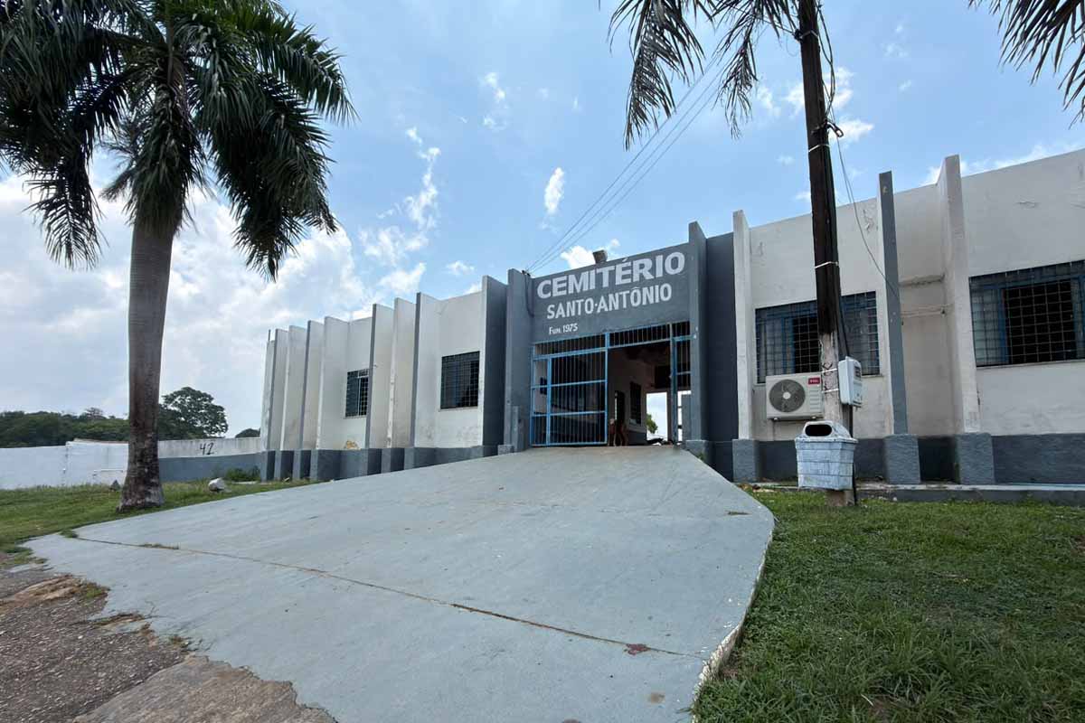 Cemitério Santo Antônio recebe sexta operação de limpeza da gestão Léo Moraes antes do Dia de Finados