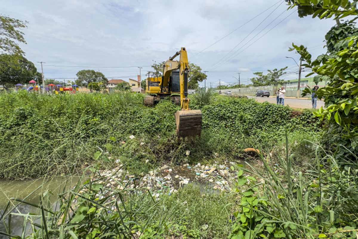 Prefeitura de Porto Velho intensifica limpeza de bueiros e canais para prevenir alagamentos