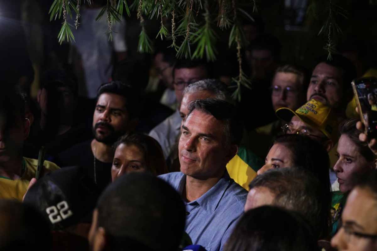 Flávio Bolsonaro exige ampliação de sigilos de Lula e aliados para divulgar dados de 20 anos
