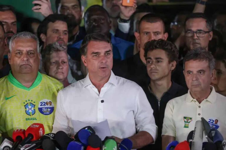 Flávio Bolsonaro contesta reeleição de Lula e anuncia pedido de anulação do segundo turno