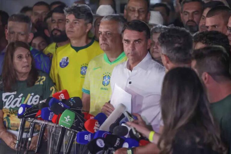 Moraes proíbe Flávio Bolsonaro de sair do Brasil e determina entrega de passaportes à Polícia Federal