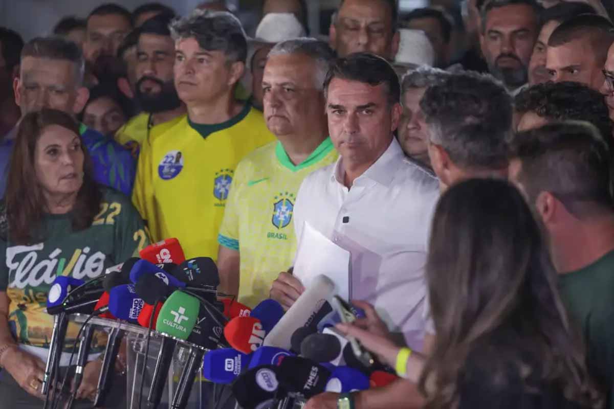 Moraes proíbe Flávio Bolsonaro de sair do Brasil e determina entrega de passaportes à Polícia Federal
