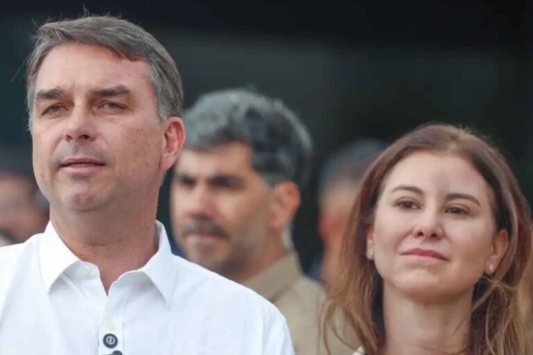 Flávio Bolsonaro aguarda definição de visita ao pai após participar de missa em Brasília