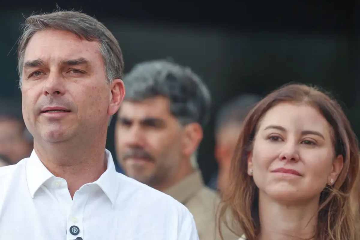 Flávio Bolsonaro aguarda definição de visita ao pai após participar de missa em Brasília