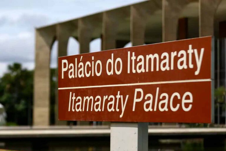 Itamaraty acusa Javier Milei de interferência nas eleições brasileiras após ataques a Lula e às urnas eletrônicas
