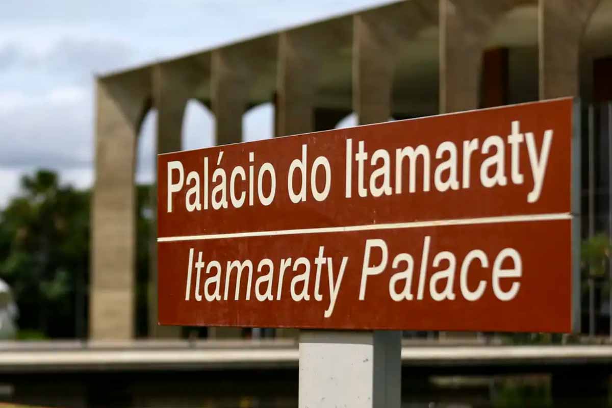 Itamaraty acusa Javier Milei de interferência nas eleições brasileiras após ataques a Lula e às urnas eletrônicas