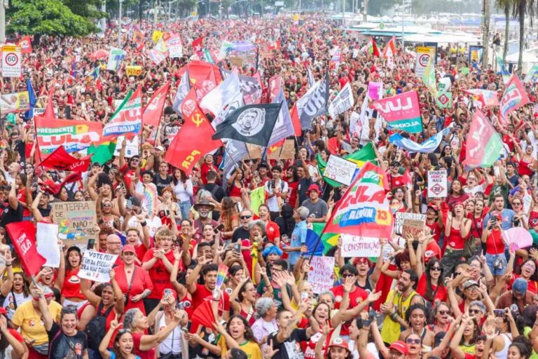 Manifestação em Copacabana reúne milhares em apoio à reeleição de Lula e à democracia