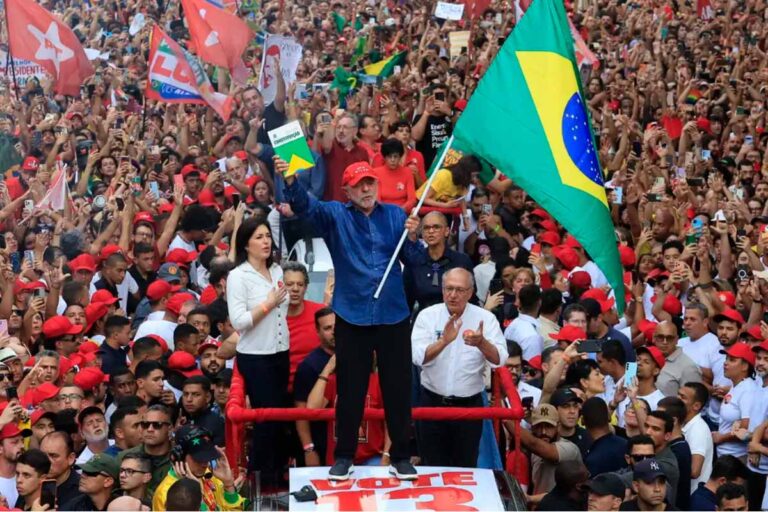 Lula é reeleito presidente do Brasil com 51,79% dos votos e conquista quarto mandato