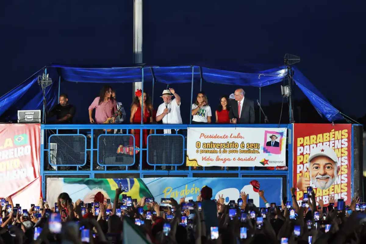 Lula critica saída de Flávio Bolsonaro para os EUA após derrota eleitoral e cobra explicações sobre investigações