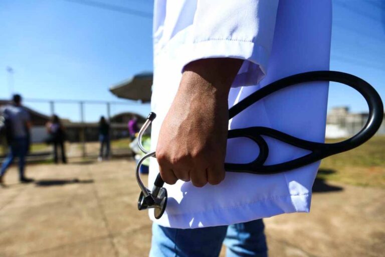 Congresso aprova exame obrigatório para médicos com três avaliações durante a graduação
