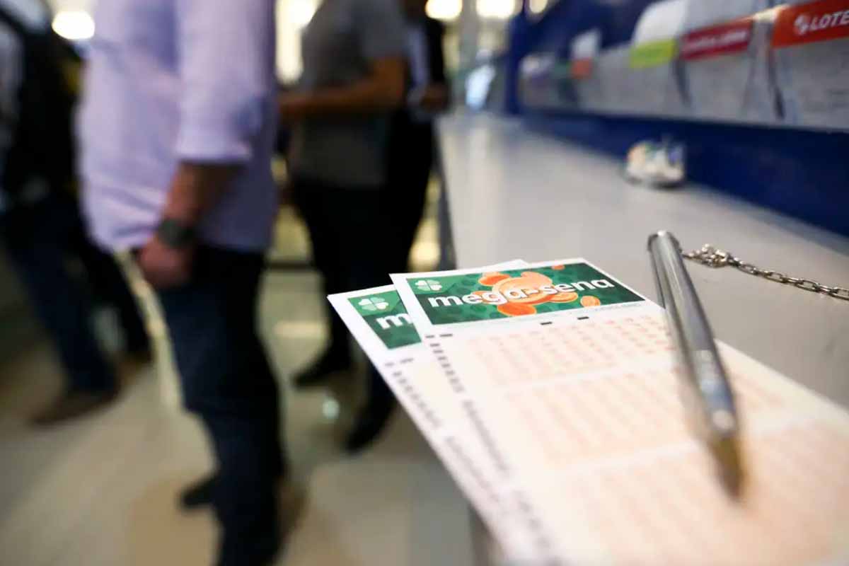 Mega-Sena acumula R$ 230 milhões e recebe apostas até as 20h deste sábado