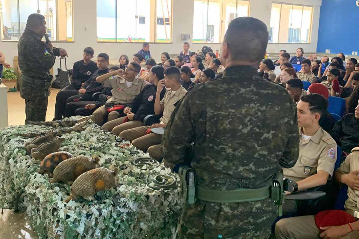 Estudantes participam de plantio de mudas em ação da Polícia Ambiental em Guajará-Mirim