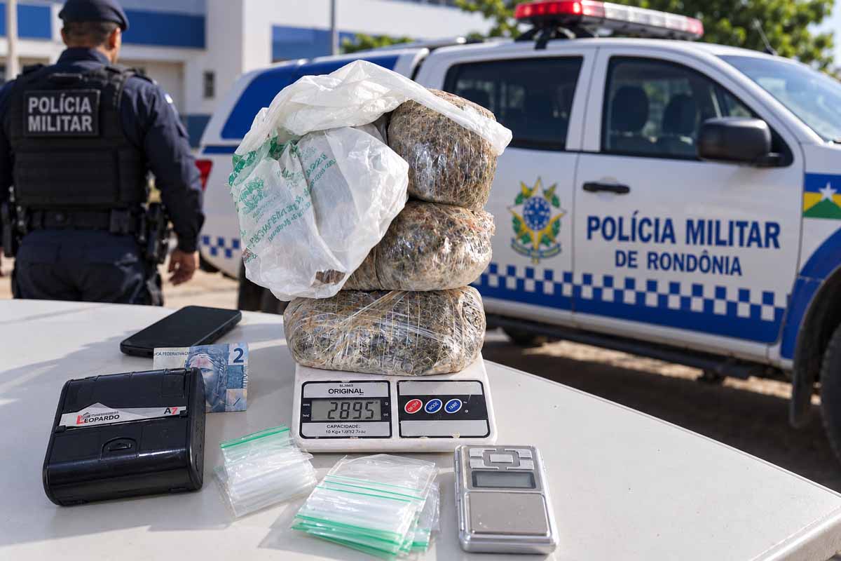 Mochila abandonada com quase 3 quilos de maconha e balanças de precisão é apreendida pela PM em Ariquemes