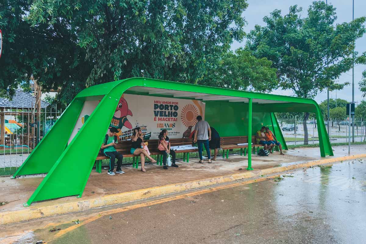 Novo abrigo de ônibus em Porto Velho tem energia solar, carregador de celular e acessibilidade