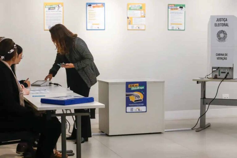 Eleitor pode levar colinha de papel, mas celular fica fora da cabine de votação