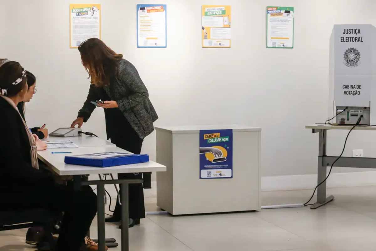 Eleitor pode levar colinha de papel, mas celular fica fora da cabine de votação