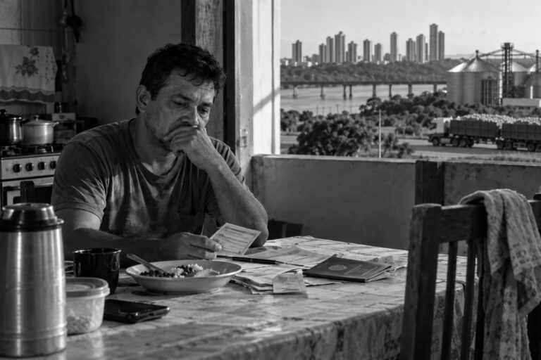 Democracia anacrônica? Uma democracia que não chega à mesa do trabalhador