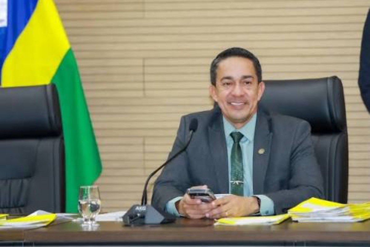 Justiça condena Eyder Brasil a pagar R$ 127,8 mil por material gráfico da campanha de 2020