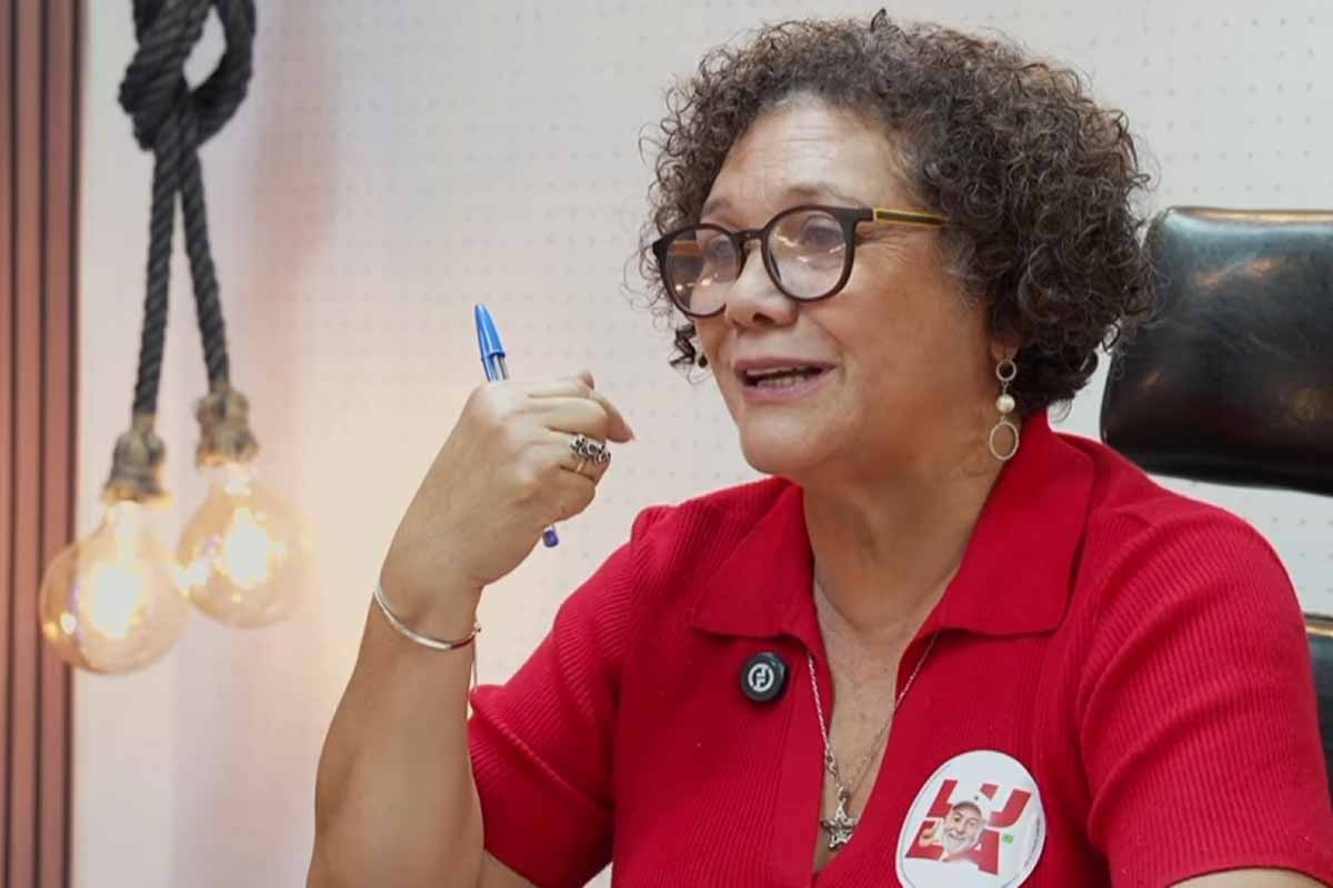 A deputada estadual eleita Fátima Cleide durante entrevista ao podcast Resenha Política