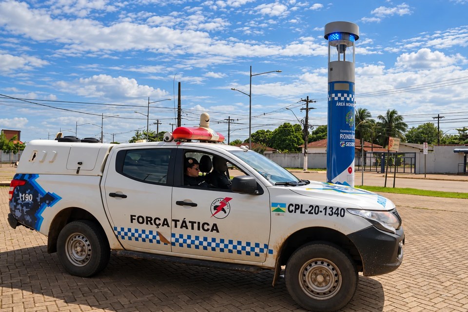 Viatura da Força Tática da Polícia Militar de Rondônia estacionada ao lado de um totem de segurança