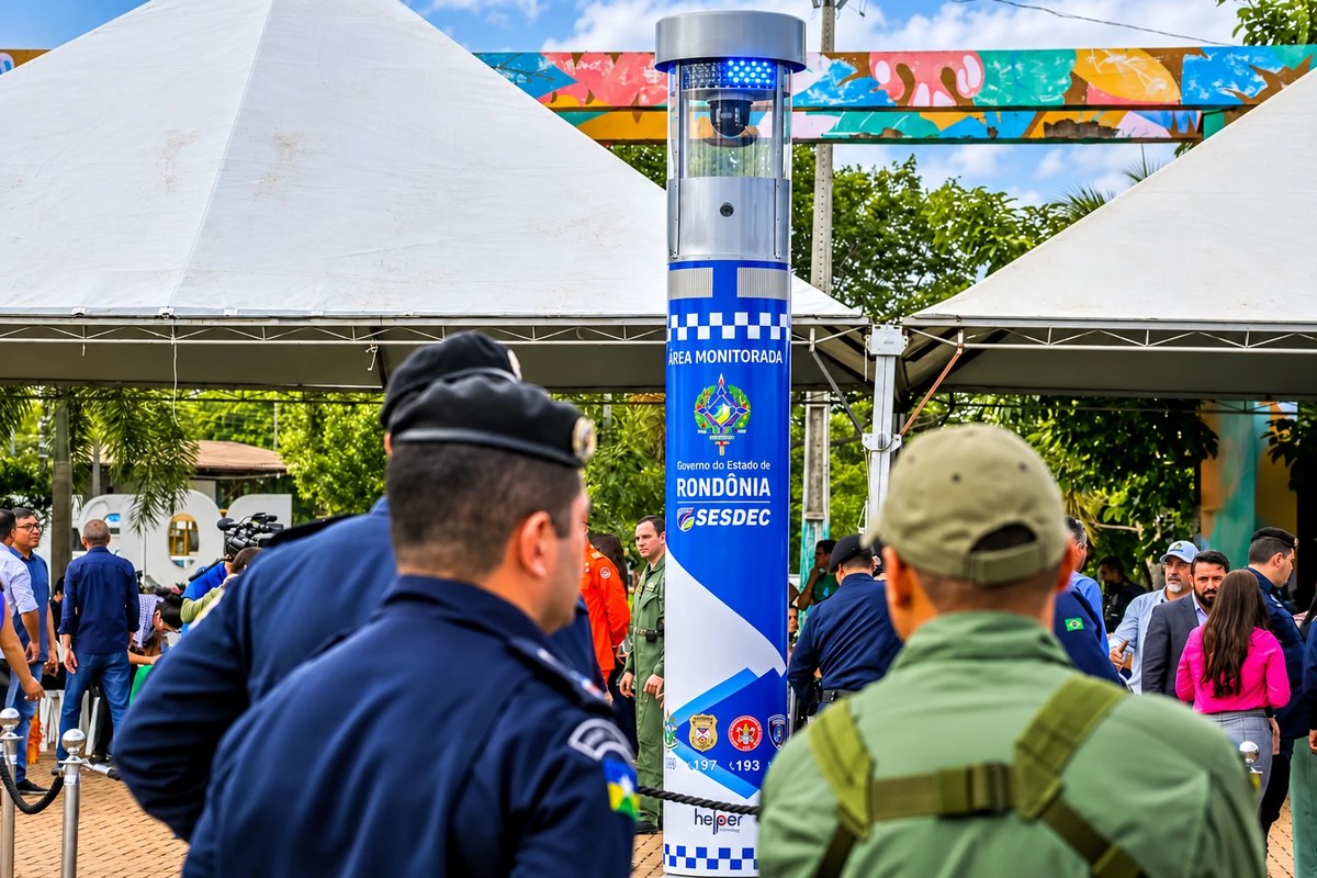 Totem de segurança do Governo de Rondônia com câmeras e identificação da Sesdec, com policiais ao redor